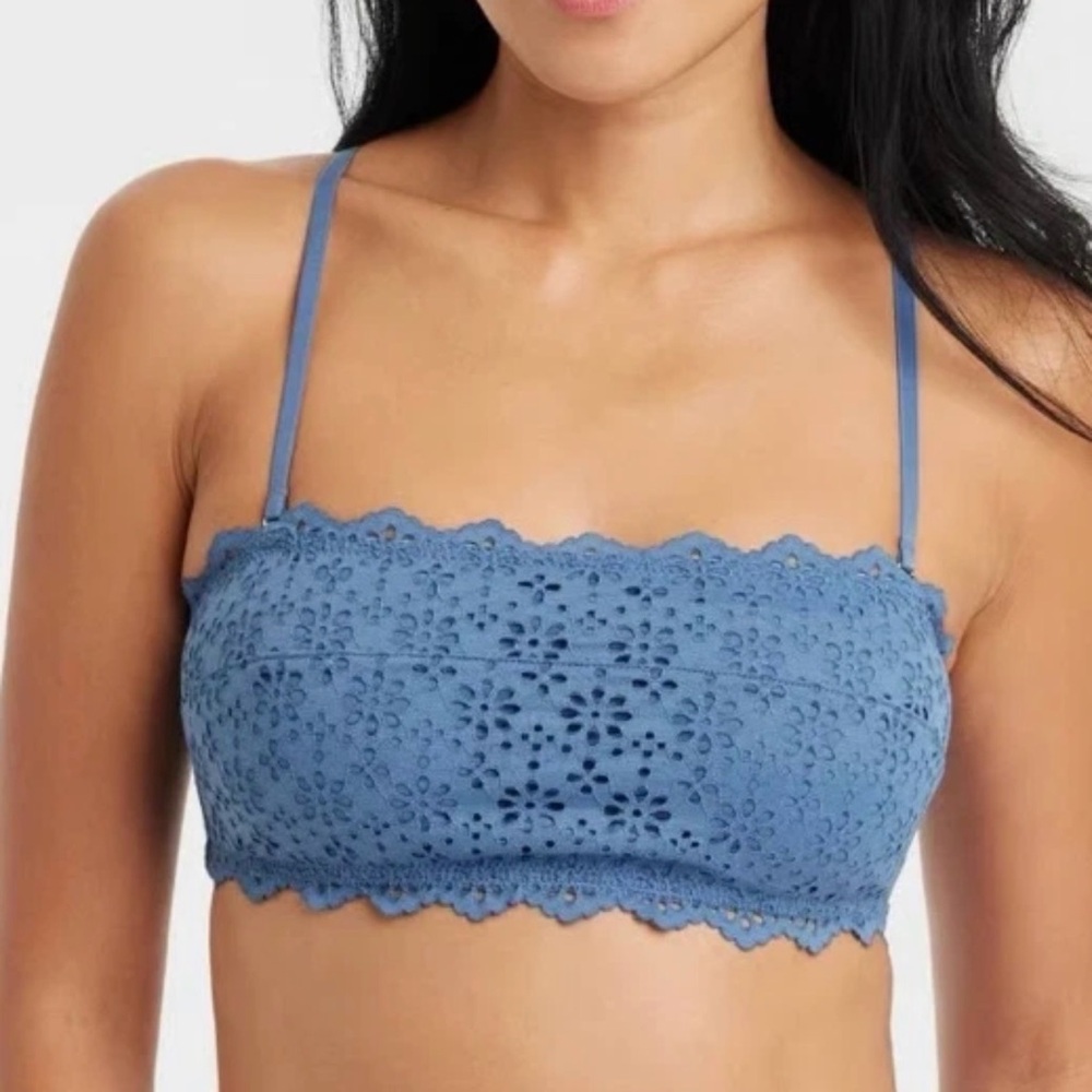 3 Piece Lot 💙
Lace Bandeau Lightly Lined Convertible Bralette
Dark Blue
Large